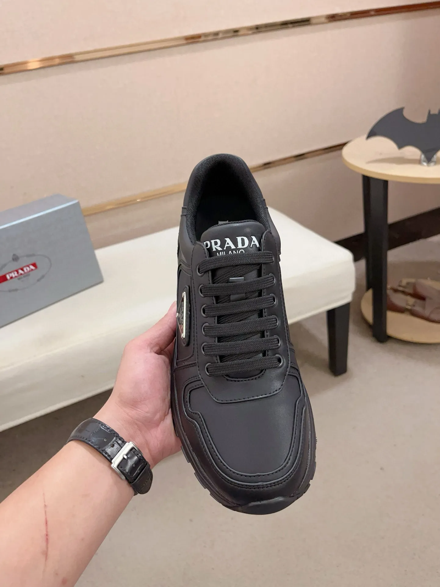 Men's shoes 💰 580 💰 (high version) new Prada (Prada) high-top counters are launched simultaneously, new men's shoes, 😘fabrics are selected from waterproof technical cloth. First layer cowhide lining. 👍🏿Original molded anti-slip rubber outsole, with exquisite lines, simple and elegant, comfortable and high-end for leisure travel. Number of yards: 38 to 44. (Can be customized for 45.46.)
